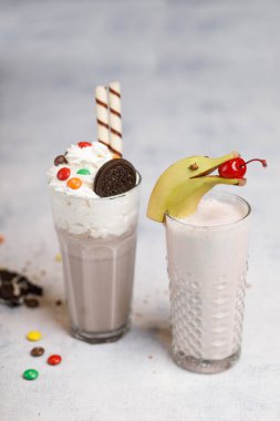 Soslu arka planda iki milkshake.