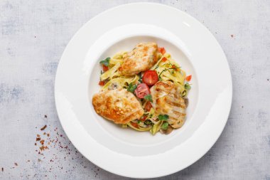 tavuklu ve domatesli makarna