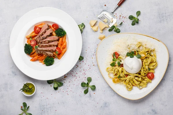 iki tabak farklı makarna.