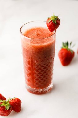 Beyaz arka planda camlı çilekli smoothie.