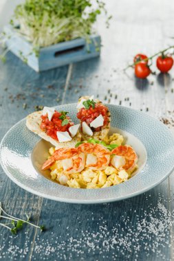 Karidesli omlet ve ahşap arka planda bruschetta.