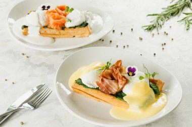 Pastırmalı waffle ve ışık masasında haşlanmış yumurta.