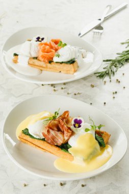 Pastırmalı waffle ve ışık masasında haşlanmış yumurta.