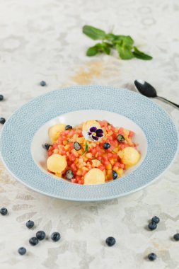 Naneli karpuz şerbeti ve açık arkaplanda yaban mersini.