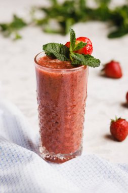 Nane arkaplanlı çilekli smoothie.