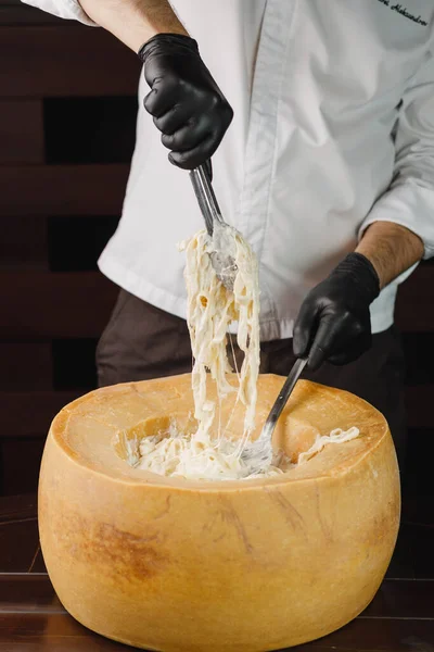Siyah Arka Planda Şarap Ile Parmesan Peyniri — Stok fotoğraf