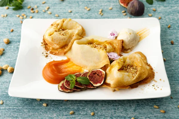 Yeşil arka planda incirli kabak gözlemeleri