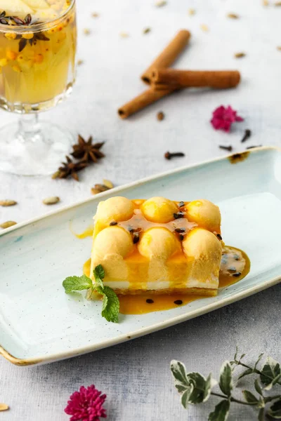 balkabağı tiramisu ile sos ve nane ile mavi ahşap arka plan