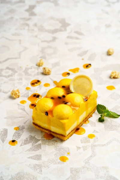 Işık masasında naneli limon tiramisu.