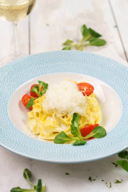 Krema soslu ve domatesli İtalyan makarnası.