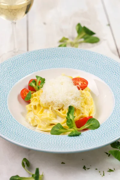 Krema soslu ve domatesli İtalyan makarnası.