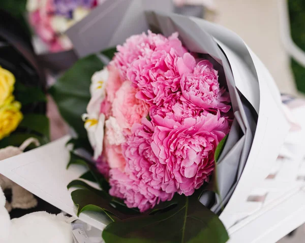 Kağıt ambalajda bir buket kasımpatı çiçeği