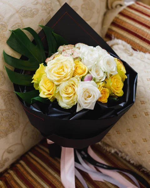 Kağıt ambalajda farklı çiçek demetleri