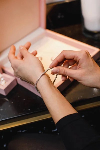 Menina Tocando Pulseira Diamantes Jóias Sua Mão Fotos De Bancos De Imagens