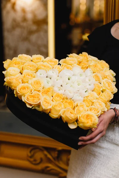 Menina Segurando Buquê Rosas Embalagens Papel Fotos De Bancos De Imagens