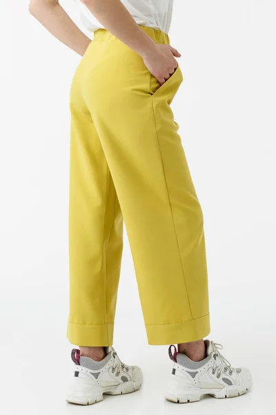 Jeune Femme Dans Pantalon Jaune Sur Fond Blanc — Photo