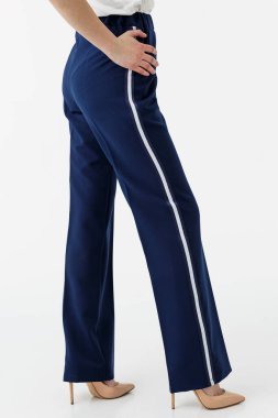 Beyaz arka planda mavi pantolonlu genç kız.