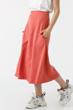 Beyaz arka planda mercan etekli genç kız