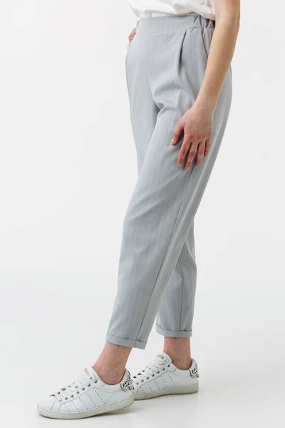 Jeune Fille Pantalon Gris Sur Fond Blanc — Photo