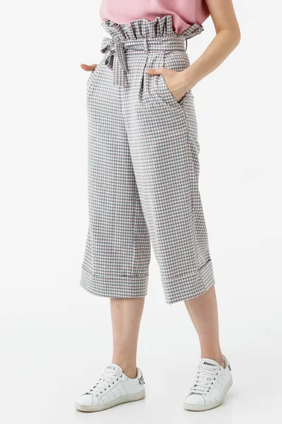 Beyaz arka planda gri şortlu kız.