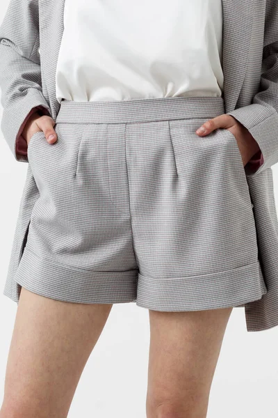 Jovencita Pantalones Cortos Grises Sobre Fondo Blanco — Foto de Stock