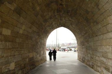 Yolda yürüyen iki adam. Eminonu, Yeni Camii, geçiş.