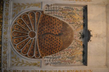 Osman Hamdi Bey. Duvarda devekuşu motifi var. Bu tarihi bir eser. Çiçek motifleri. İslam sanatı.