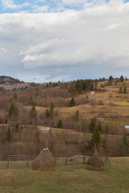 Romanya 'nın Maramures İlçesinde Günbatımı.