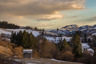 Romanya 'nın Maramures İlçesinde Günbatımı.