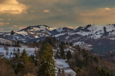 Romanya 'nın Maramures İlçesinde Günbatımı.