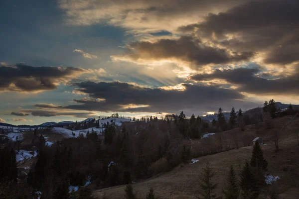 Pôr do sol em Maramures County, na Roménia . — Fotografia de Stock