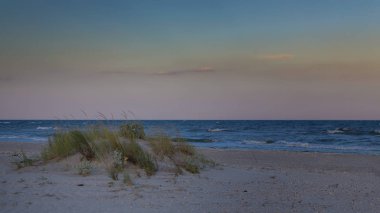 Beyaz bulutlar ve dalgalar Sulina Town, Dobruca, Romanya Tuna Deltası yakın siyah deniz manzaralı