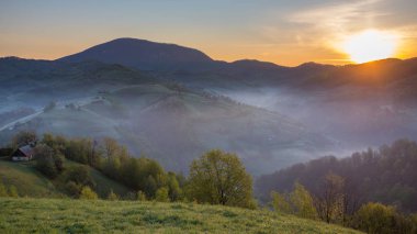 Görkemli ilkbahar dağ sabah manzara Romanya'da. Küçük gürültü. Eski Master okul Film renkleri