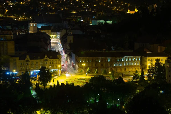 Letecké noční Panorama nad městem historické centrum Brasov, Rumunsko. — Stock fotografie