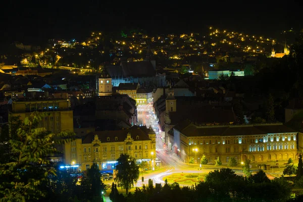 Letecké noční Panorama nad městem historické centrum Brasov, Rumunsko. — Stock fotografie