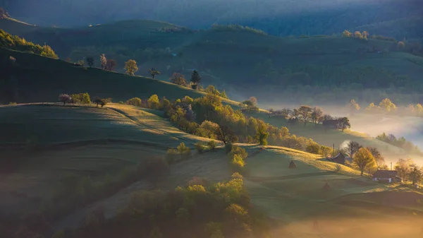 Majestuoso paisaje matutino de primavera en Rumania. Pequeño ruido. Colores de cine de la vieja escuela maestra —  Fotos de Stock