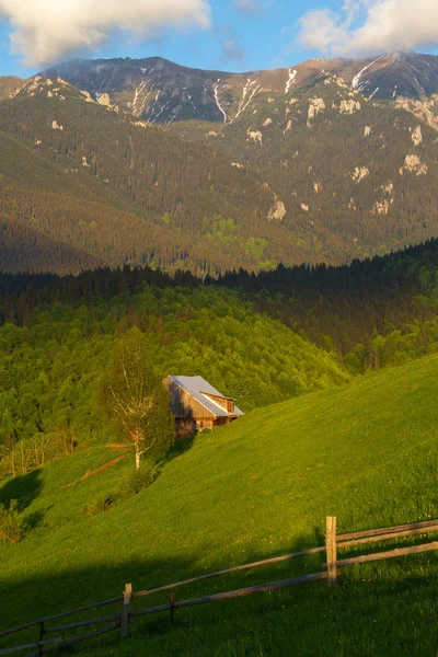 Cárpatos pueblo de montaña con una antigua casas de madera — Foto de Stock