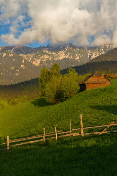 Cárpatos pueblo de montaña con una antigua casas de madera — Foto de Stock