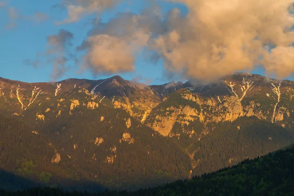 Majestuosa vista con la luz del atardecer en los picos nevados del monte Bucegi Cárpatos montañas —  Fotos de Stock
