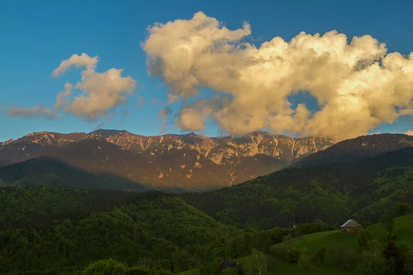 Gün batımı ışık görkemli görünümüyle karlı Bucegi üzerinde Dağ doruklarına Karpatlar dağlar — Stok fotoğraf