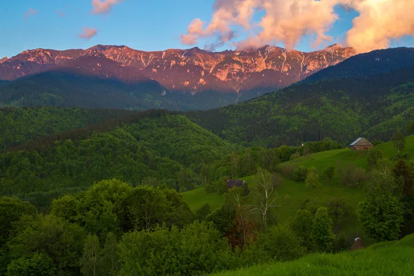 Majestuosa vista con la luz del atardecer en los picos nevados del monte Bucegi Cárpatos montañas —  Fotos de Stock