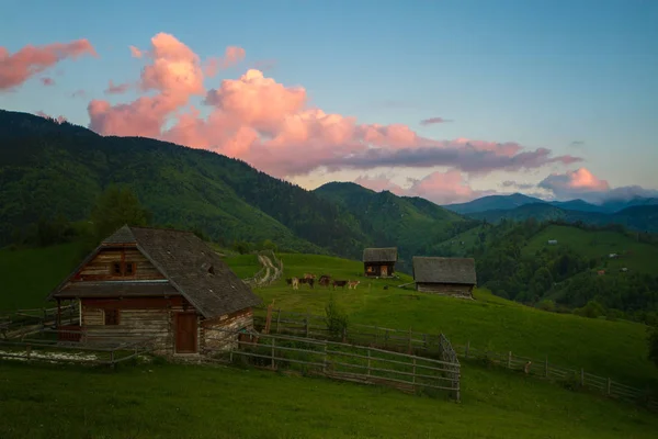 Cárpatos pueblo de montaña con una antigua casas de madera —  Fotos de Stock