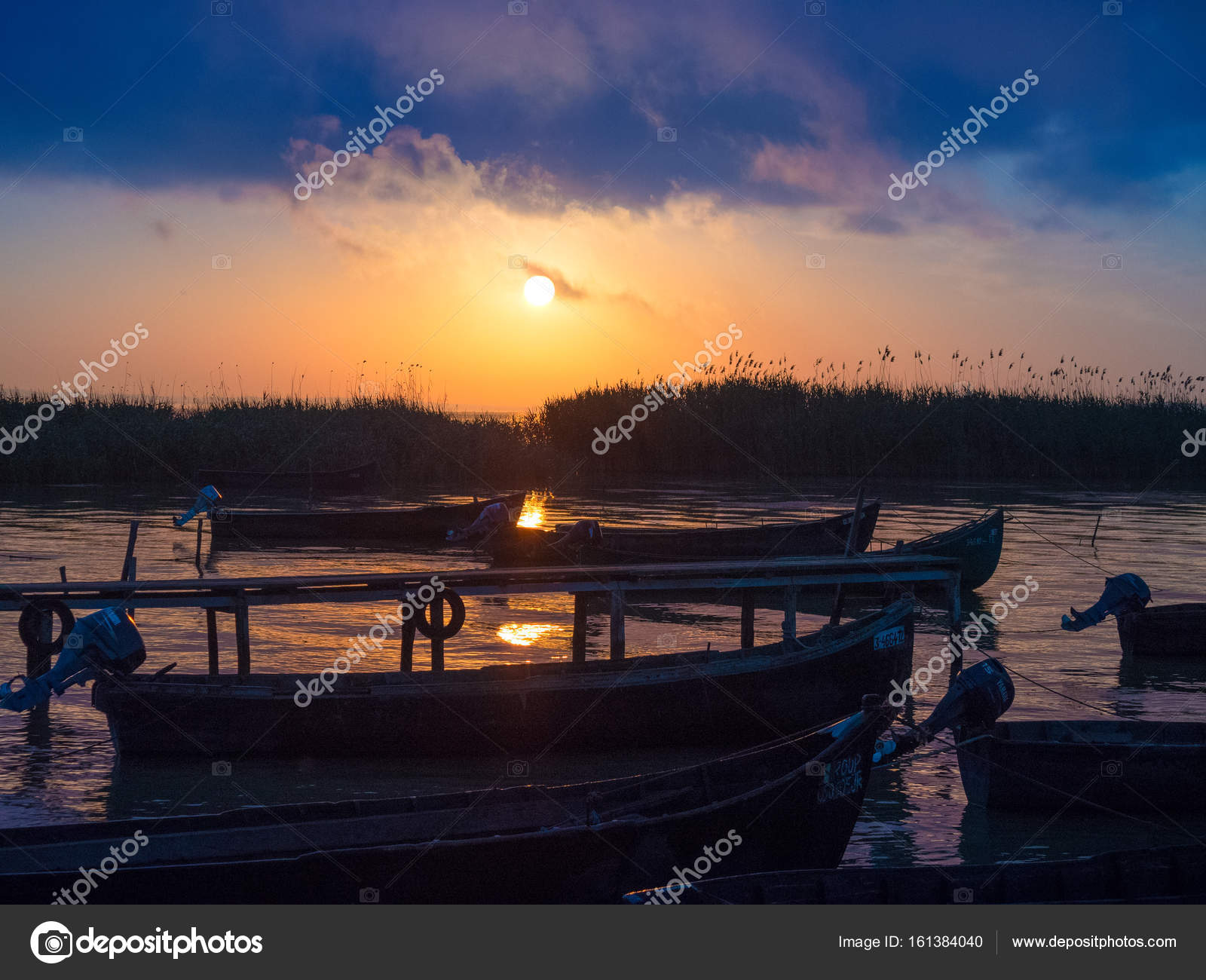 素晴らしい日の出 夕暮れの湖 Razelm 湖の Sarichioi ルーマニア ストック写真 C Constantinhurghea