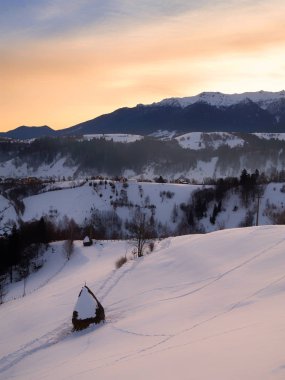 Kırsal manzara v geleneksel Romen köy ile