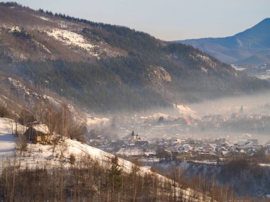 Kış dağlarda kırsal sahne. Karpatlar dağlar, Romanya. Kırsal manzara Transylvania'da
