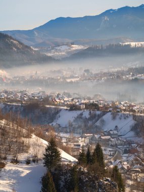 Kış dağlarda kırsal sahne. Karpatlar dağlar, Romanya. Kırsal manzara Transylvania'da