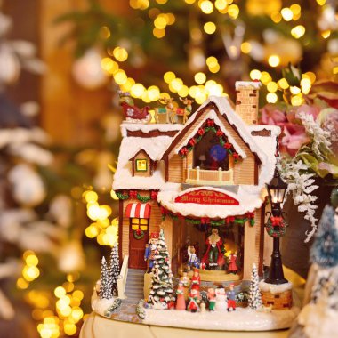 Vintage görüntü çok güzel Noel ağacı bokeh arka plan müzik oyuncak evi santa sunar minyatür ile dekore tonda