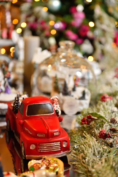 サンタとプレゼント愛らしいクリスマス赤い車のおもちゃ。ツリー背景のボケ味の音楽のミニチュア飾り — ストック写真