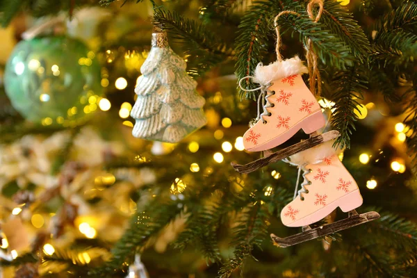 イブのツリーの飾りとクリスマスと新年の背景。毛皮の休日のためのおもちゃとして木製の手作りスケート . — ストック写真