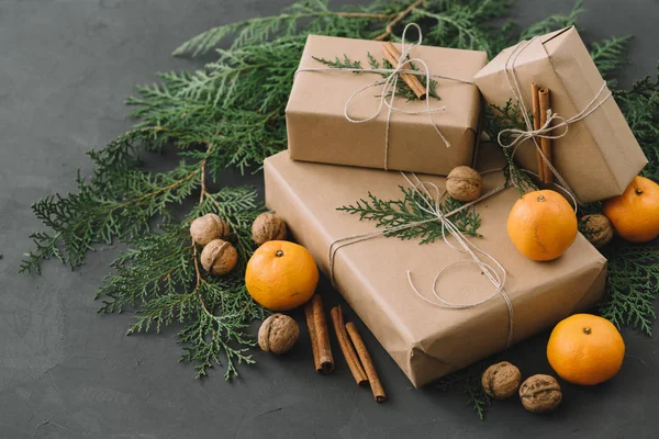 Mandalina kutuları çam ile yılbaşı yeni yıl kompozisyon siyah arka plan tatil dekorasyon tonda yeşillik konisi